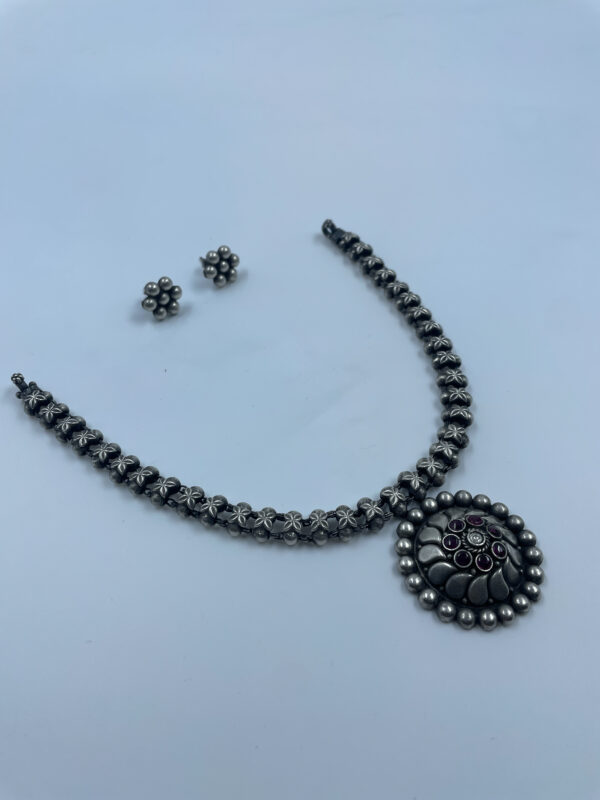Elagent Floral Necklace with Earrings