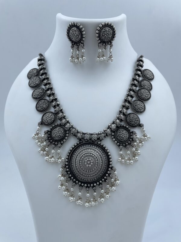 Elegant Floral Pearl Necklace with Graceful Designer Earrings