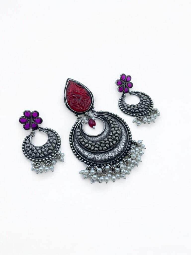 Teardrop Red Carving Stone Crescent Pendant with Earrings